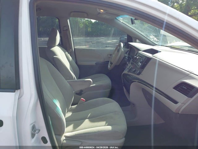 Toyota Sienna Base V6