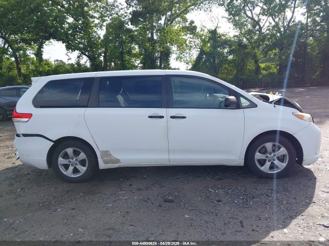 Toyota Sienna Base V6
