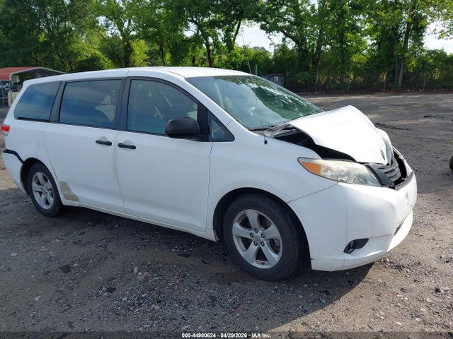 Salvage Toyota Sienna Image