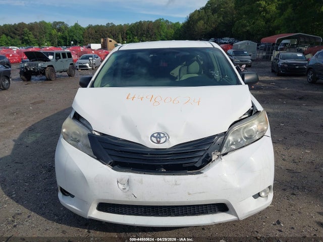 Toyota Sienna Base V6