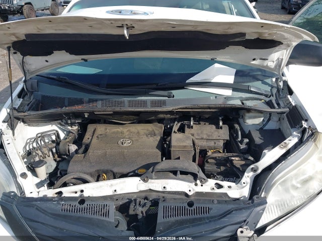 Toyota Sienna Base V6