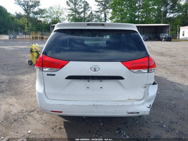 Toyota Sienna Base V6