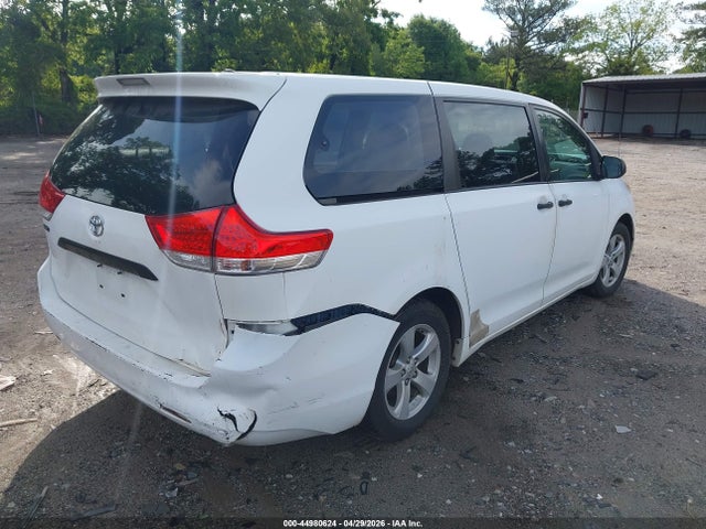 Toyota Sienna Base V6