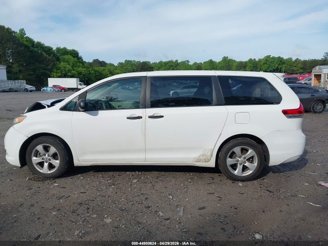 Toyota Sienna Base V6