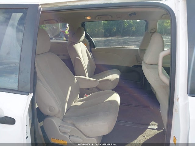 Toyota Sienna Base V6