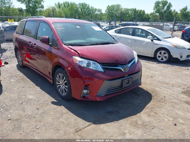 Salvage Toyota Sienna Image