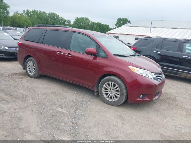 Salvage Toyota Sienna Image