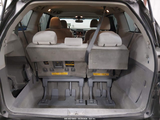 Toyota Sienna Le V6 8 Passenger