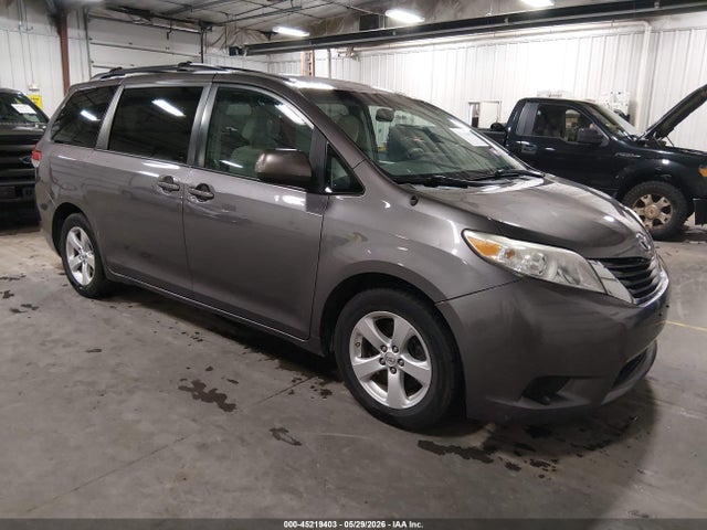 Salvage Toyota Sienna Image