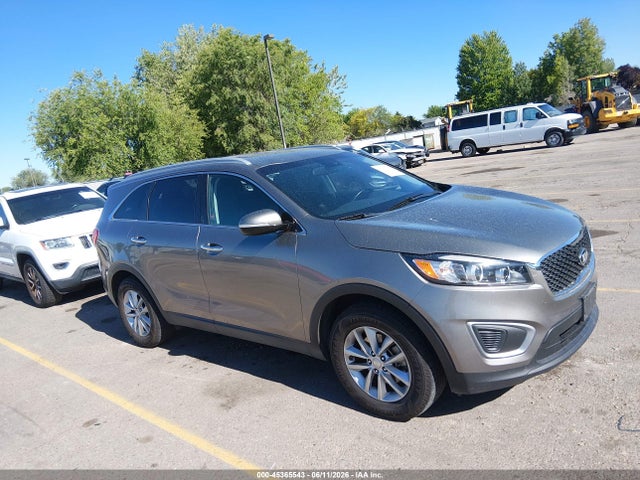Salvage Kia Sorento Image