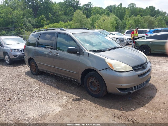 Salvage Toyota Sienna Image