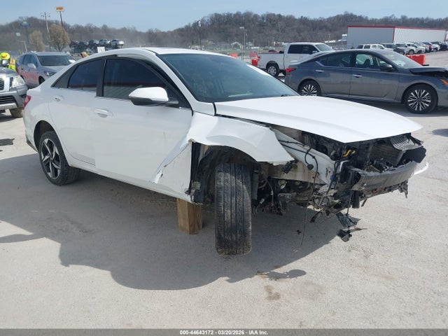 Salvage Hyundai ELANTRA Image