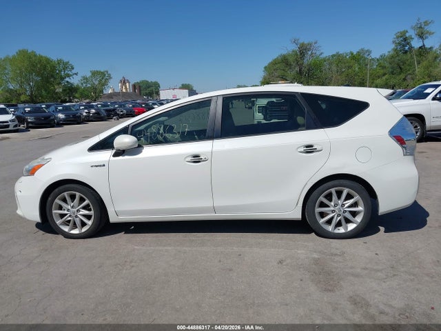 Toyota Prius v Five
