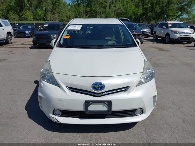 Toyota Prius v Five