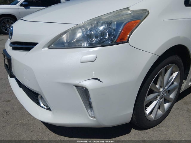 Toyota Prius v Five