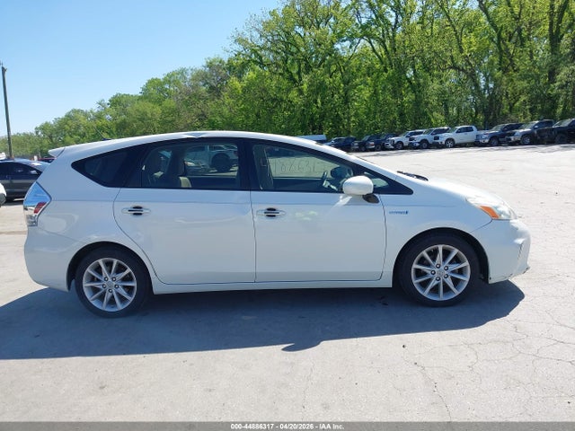 Toyota Prius v Five