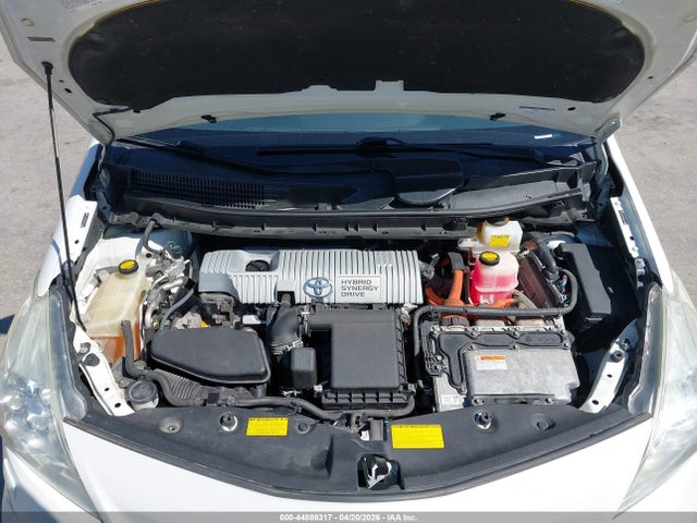 Toyota Prius v Five