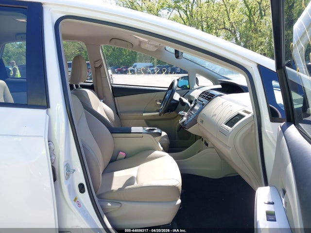 Toyota Prius v Five