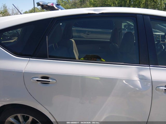Toyota Prius v Five