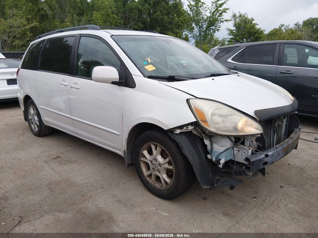 Salvage Toyota Sienna Image