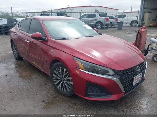 Salvage Nissan Altima Image