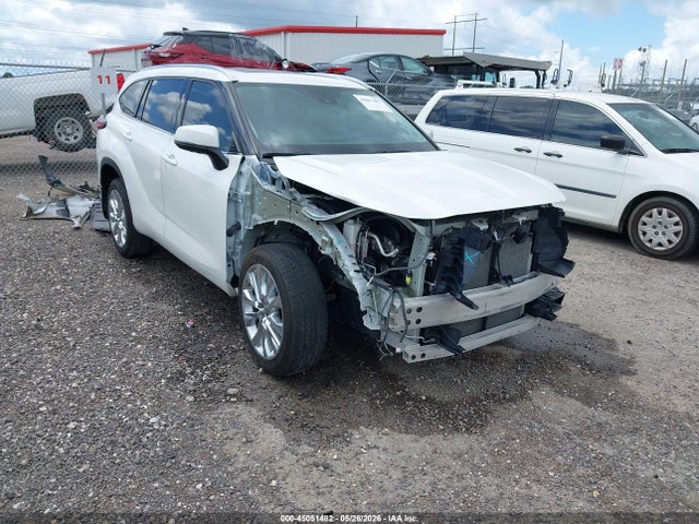 Salvage Toyota Highlander Image