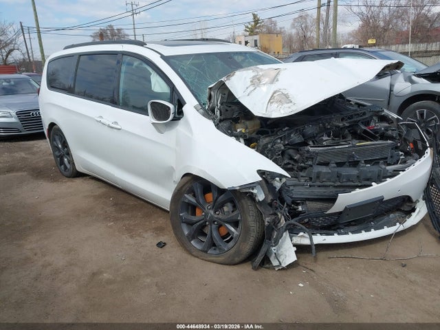 Salvage Chrysler Pacifica Image