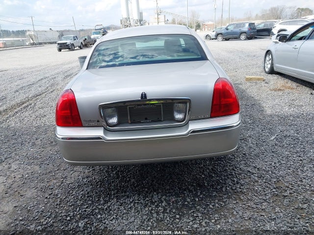 Lincoln Towncar Signature Limited