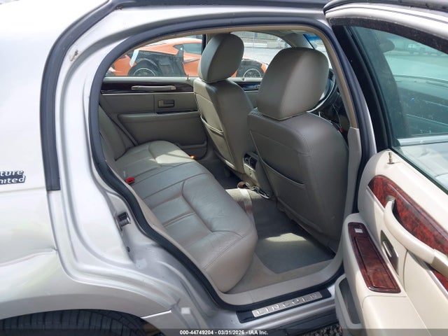 Lincoln Towncar Signature Limited
