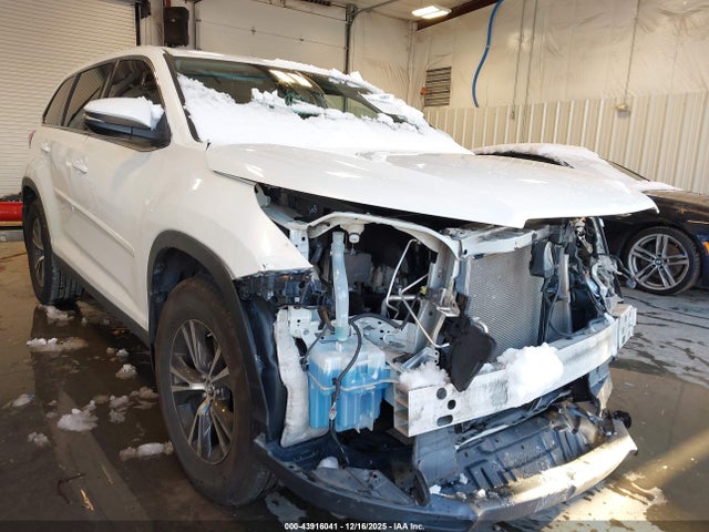 Salvage Toyota Highlander Image