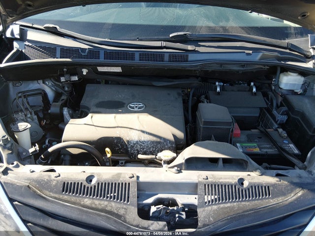 Toyota Sienna Le V6 8 Passenger