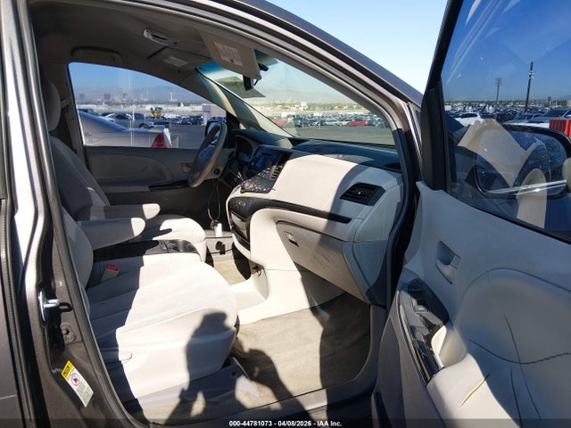 Toyota Sienna Le V6 8 Passenger