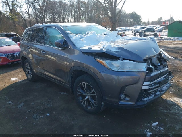 Salvage Toyota Highlander Image