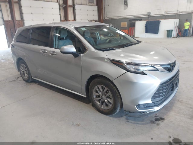 Salvage Toyota Sienna Image