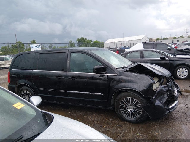 Chrysler Town & Country S