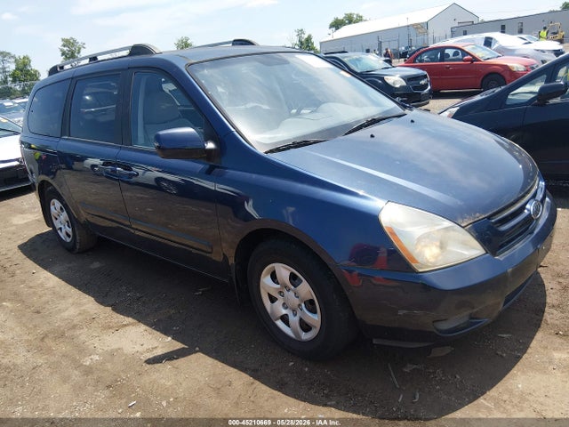 Salvage Kia Sedona Image
