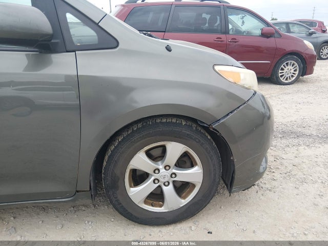 Toyota Sienna Le V6 8 Passenger