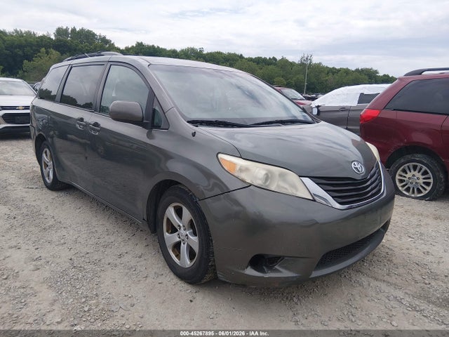 Salvage Toyota Sienna Image