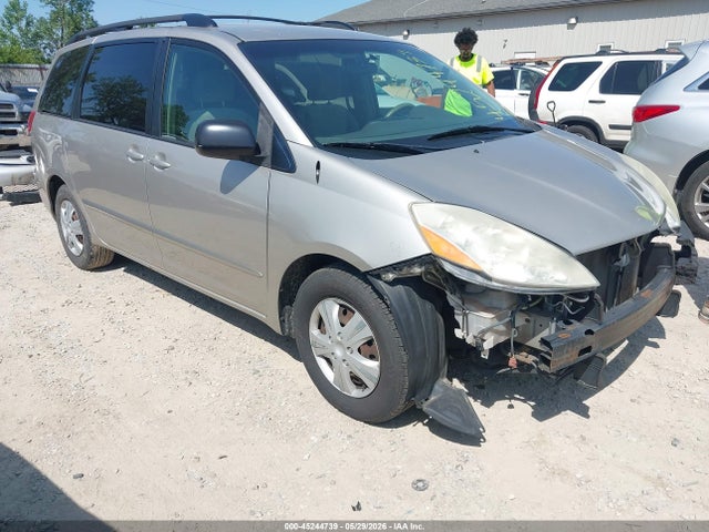 Salvage Toyota Sienna Image