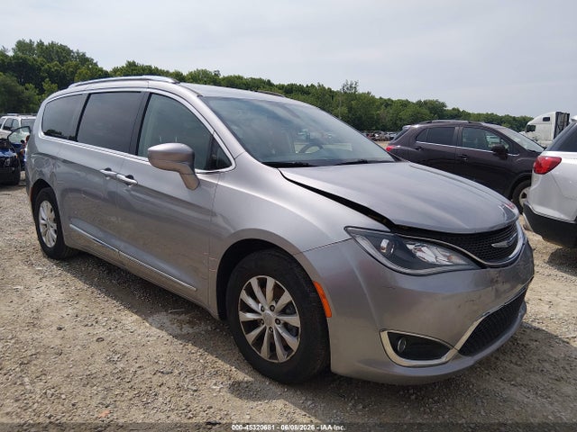 Salvage Chrysler Pacifica Image