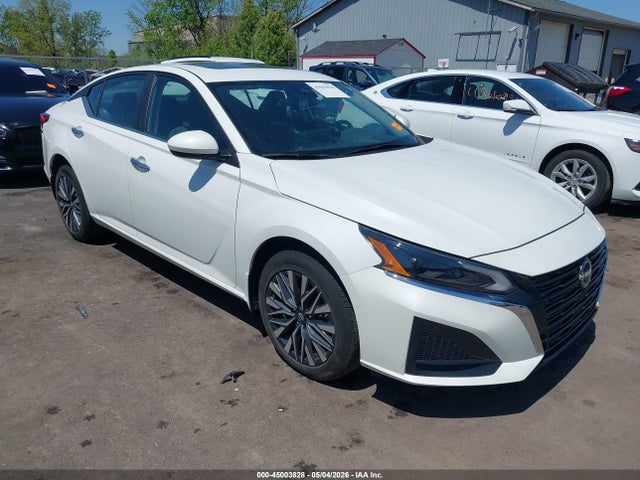 Salvage Nissan Altima Image