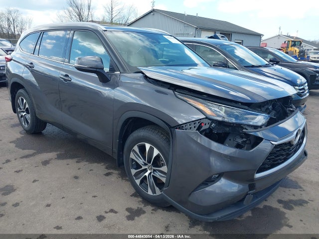 Salvage Toyota Highlander Image