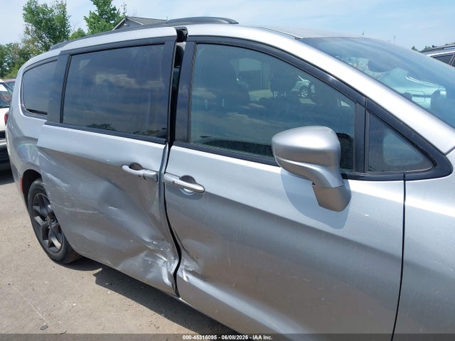 Chrysler Pacifica Touring L