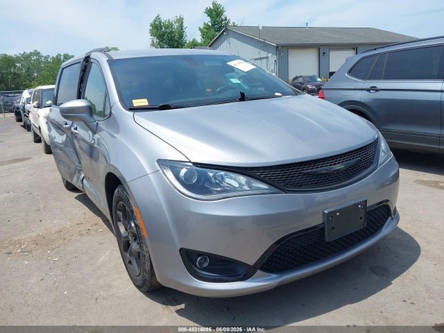 Salvage Chrysler Pacifica Image
