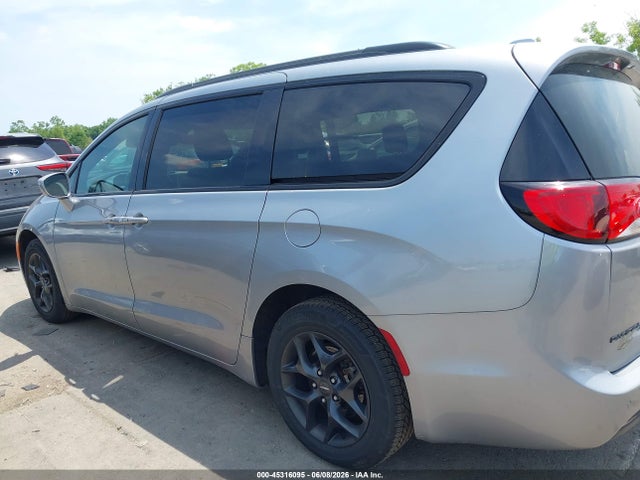 Chrysler Pacifica Touring L