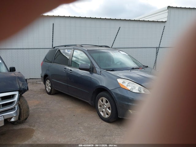 Salvage Toyota Sienna Image