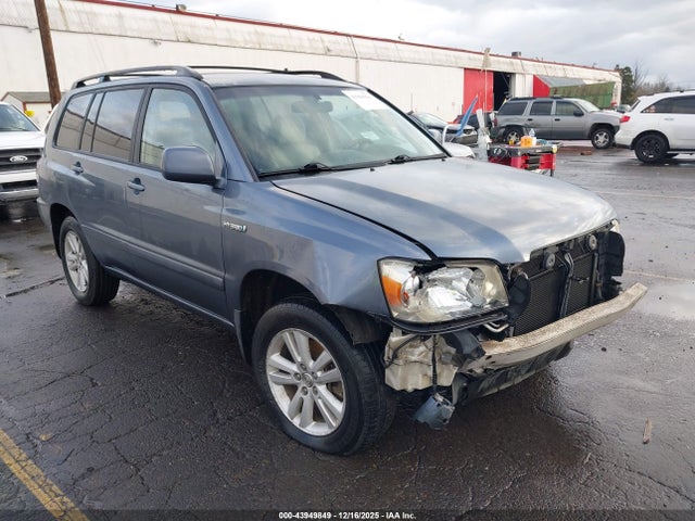 Salvage Toyota Highlander Image