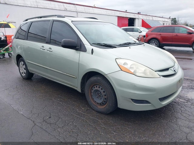 Salvage Toyota Sienna Image