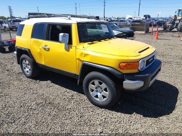 Salvage Toyota FJ Cruiser Image
