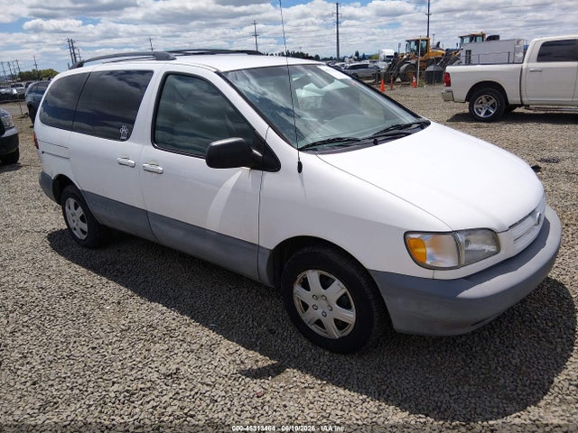Salvage Toyota Sienna Image